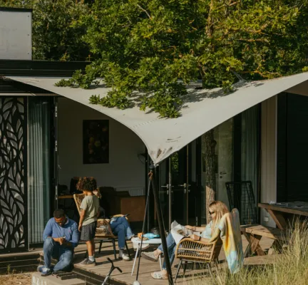 Duinzicht met boom op terras