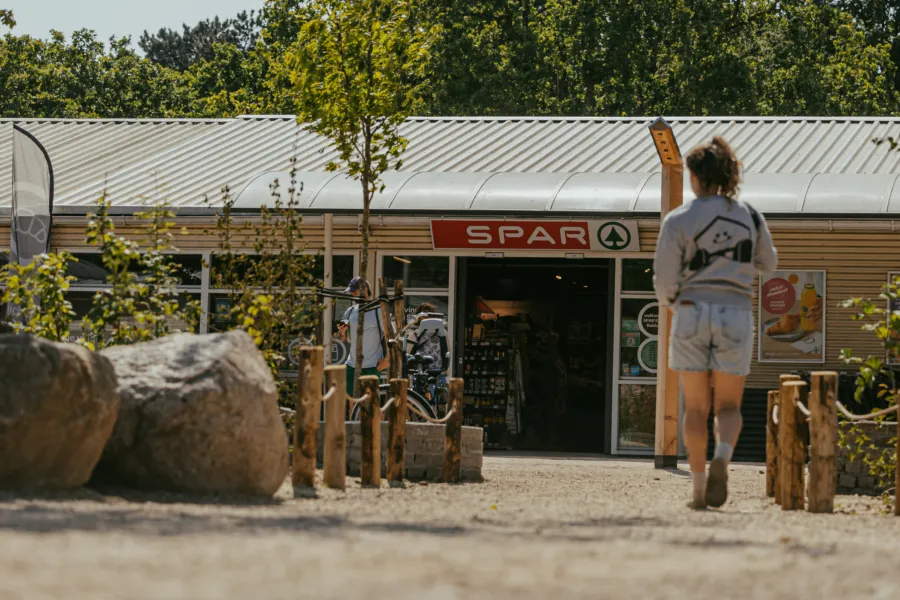 Spar supermarkt vanaf ontmoetingsplein