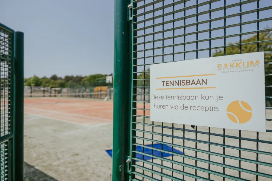 Tennisbaan bakkum