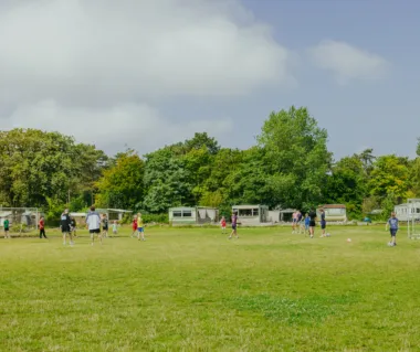 Voetballen op het sportveld