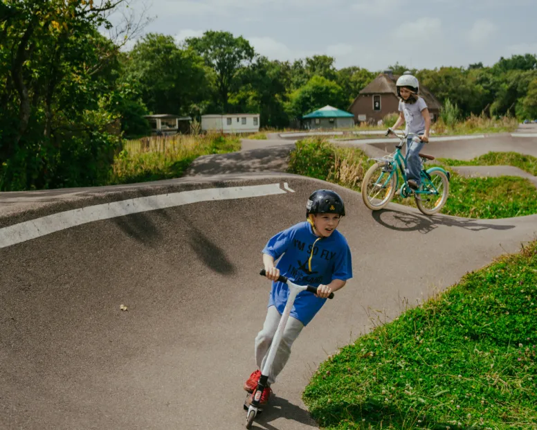 Pumptrack met helm