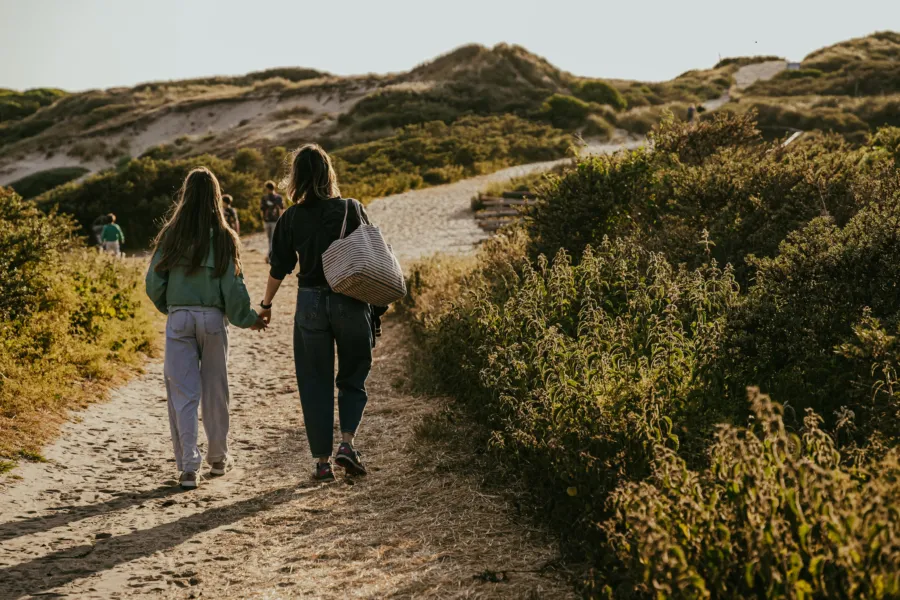 Lopen door de duinen liggend