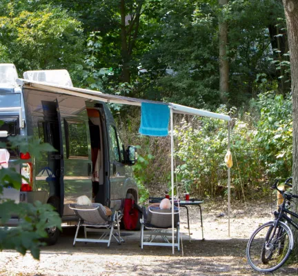 Camperplaatsen van achterzijde