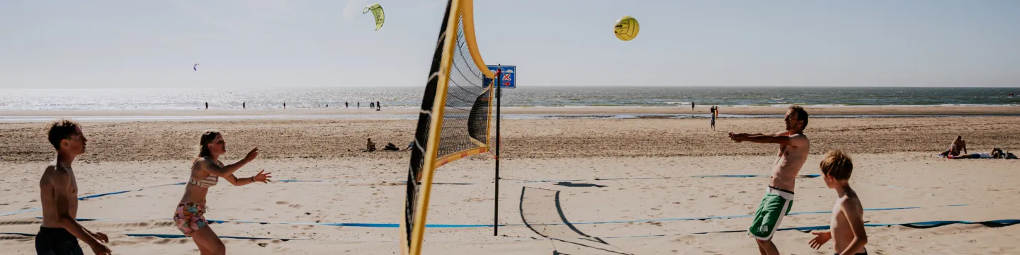 Beachvolleybal op het strand